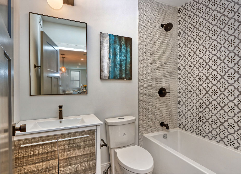 Bathroom with shower/tub and decorative tile backsplash